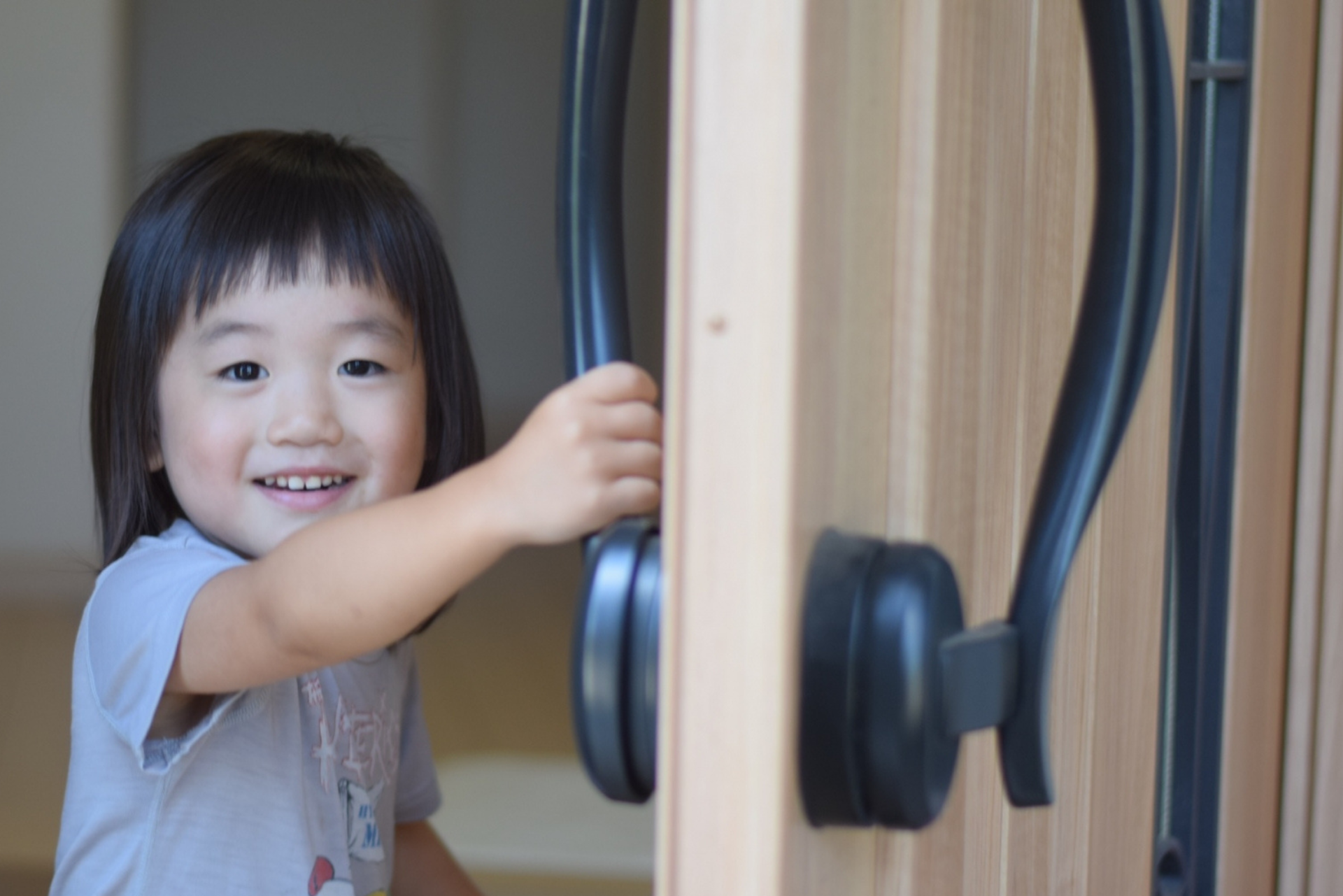 玄関で笑顔の子ども - 家族の安全を守る